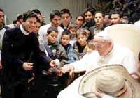 Colombian priest David Solano and Colombian orphans with the Pope